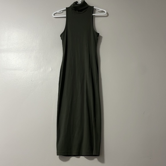 Casual sleeveless turtleneck dress - Picture 2 of 2